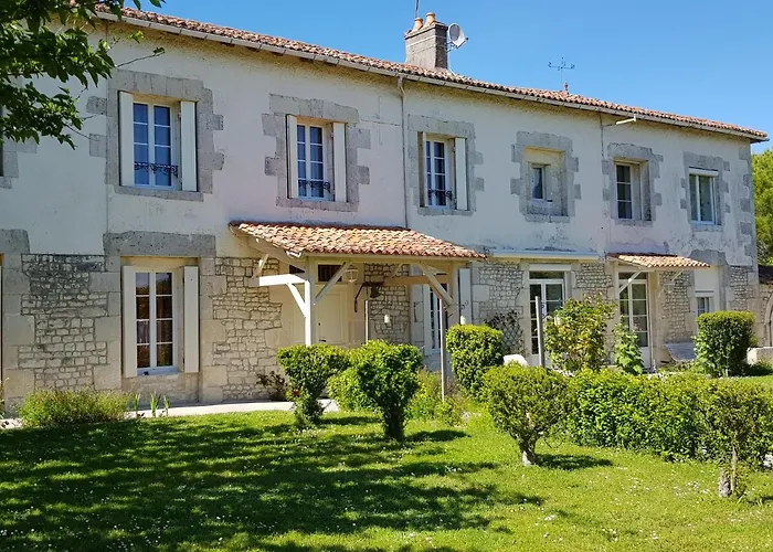 Domaine De Pelouaille - D'hotes Bed & Breakfast 3*